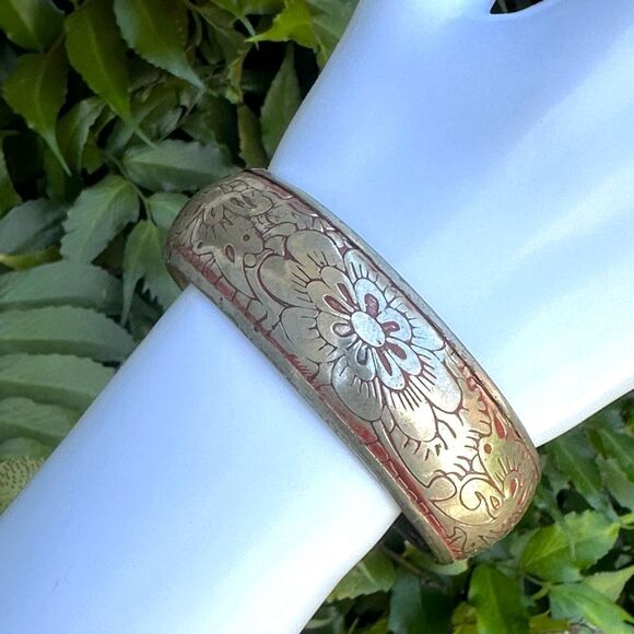 Red and silver tone etched bangle bracelet - Picture 1 of 9